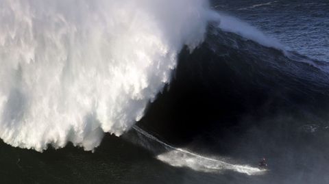 Un surfista surca una gran ola en la Praia do Norte en Nazar (Portugal), donde una vez al ao se dan cita los mejores para aprovechar las increbles olas
