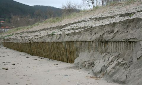 El mar ha descubierto un tramo de la estructura de madera colocada en paralelo a las dudas. 