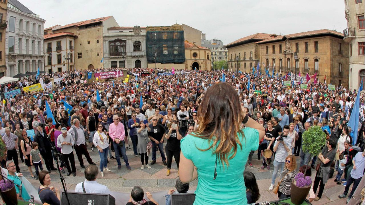  Imagen de la lectura del manifiesto al finalizar la manifestación convocada hoy en Oviedo por la Xunta pola Defensa de la Llingua Asturiana para reivindicar la oficialidad del asturiano en el Principado