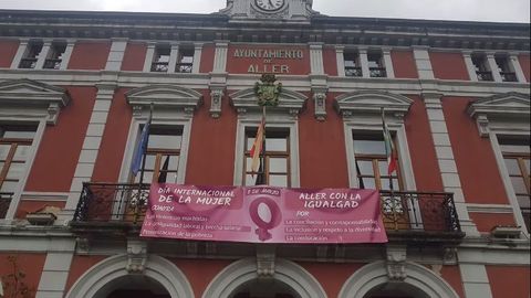 El Ayuntamiento de Aller cuelga una pancarta para clamar por la igualdad social en el 8M