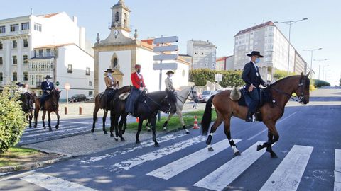 Un grupo de jinetes y amazonas portugueses iniciaron ayer la ruta en Ferrol a caballo