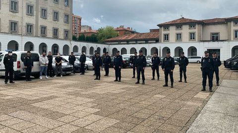 Agentes de la Polic�a Nacional guardan un minuto de silencio, en Buenavista, por su compa�ero fallecido Ceferino Fern�ndez