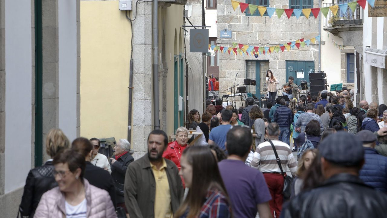 �LBUM: As� celebr� el Paradela su ascenso.Primera fiesta del barrio de A Tiner�a