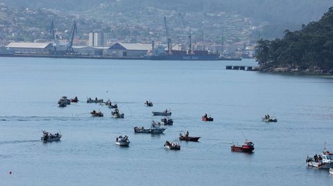 El marisqueo a flote regresó este viernes a la ría de Pontevedra por primera vez desde el 26 de abril