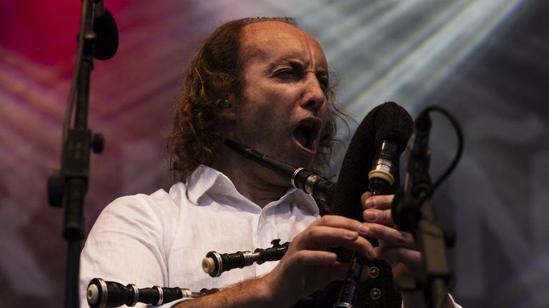 Óscar Ibáñez: «Cantei sempre desde pequeno. É algo que non explotara artisticamente (…) e, de feito, vamos ter a oportunidade aquí en Pontevedra de facer algo nesa liña»