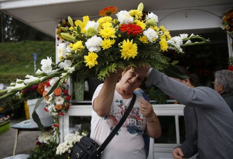 Los muertos aquí, las flores allá