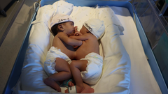 Khadija y Cherive provienen de Mauritania y est�n ingresadas junto a sus familiares en el hospital.