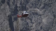 El helicóptero del 112 del Gobierno de Cantabria, durante el simulacro de búsqueda en alta montaña que organizan las comunidades de Cantabria y Asturias en las inmediaciones del refugio de Aliva en el Parque Nacional de Picos de Europa