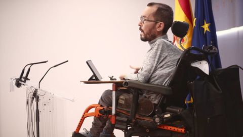 El portavoz parlamentario de Unidas Podemos, Pablo Echenique, interviene en una rueda de prensa en el Congreso de los Diputados