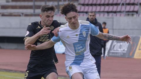 Damián Canedo protege el balón ante Dani Vidal, del Polvorín, el pasado domingo.