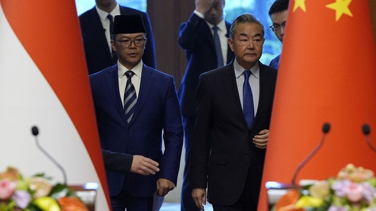 Los ministros de Exteriores de Indonesia, Sugiono, y China, Wang Yi, comparecen tras su primera reunión en Pekin