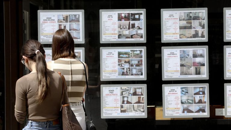 Casi la mitad de los propietarios de viviendas en alquiler en Santiago residen fuera de Galicia