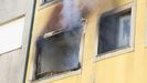 Vecinos intentan sin éxito salvar de las llamas a una mujer de 65 años en su piso de Carballo