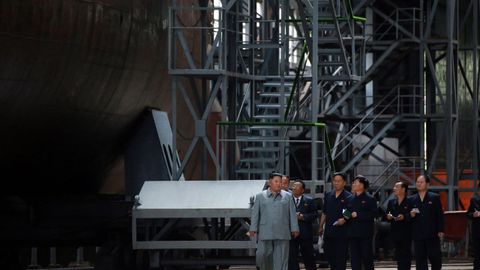 El lder norcoreano, Kim Jong-un durante la puesta en escena del submarino 