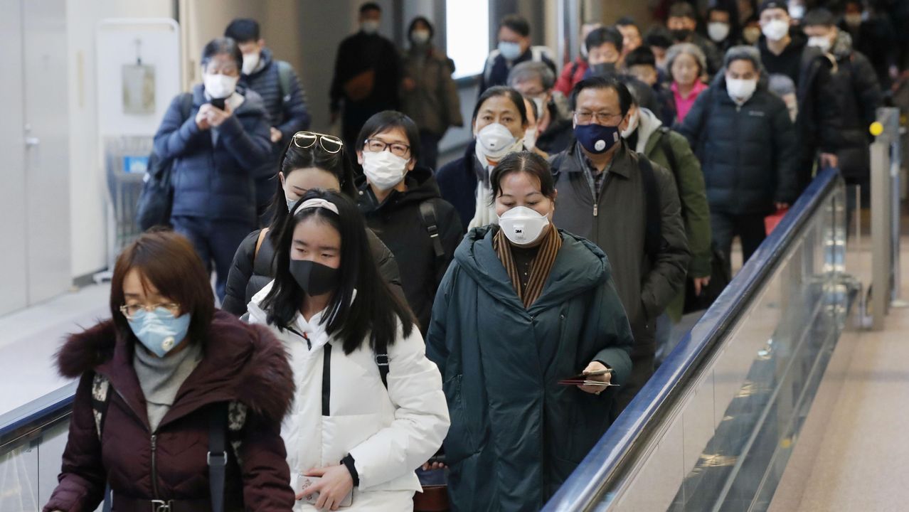 Llegada de pasajeros de la ciudad china de Wuhan al aeropuerto de Narita en Chiba, Japón