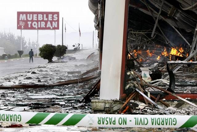�LBUM: As� celebr� el Paradela su ascenso.La nave de �Muebles Toir�n� se encuentra en O Corgo, en el kil�metro 6 de la LU-546 que une Lugo y Monforte.
