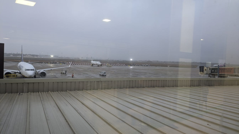 Vueling asegura que los jóvenes judíos desalojados de un avión en Valencia manipularon varios chalecos y máscaras de oxígeno