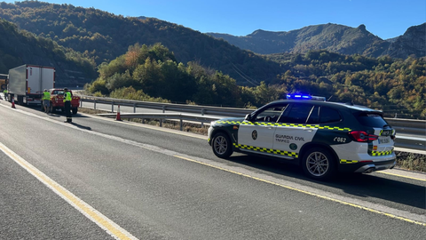 Cortada la autopista del Huerna por la aver�a de un cami�n