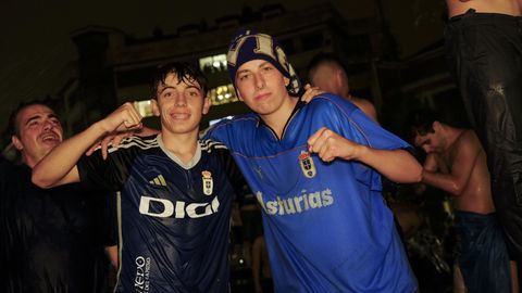 Cientos de aficionados celebran el ascenso del Real Oviedo en la plaza Amrica