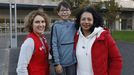 Alexandra (a la derecha) con su hijo biológico y la técnica del programa de acogida de  Cruz Roja, Mónica Devesa