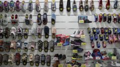 Una tienda de venta de calzado en el centro de Oviedo