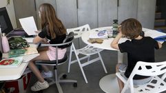 Dos estudiantes de Santiago trabajando en casa durante el confinamiento del 2020
