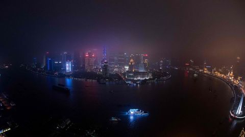 Esta es la habitual imagen nocturna del skyline del Pudong en Shanghi.