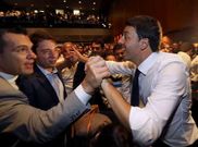 El alcalde de Florencia, Matteo Renzi, saluda a sus partidarios en un acto reciente.
