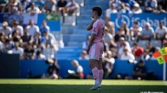 Estanis Pedrola se duele de su hombro izquierdo en el Sabadell-Oviedo