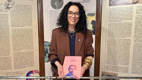 La consejera de Cultura, Política Llingüística y Deporte, Vanessa Gutiérrez, en la inauguración de la exposición bibliográfica Andrés González-Blanco, un raro injustamente olvidado