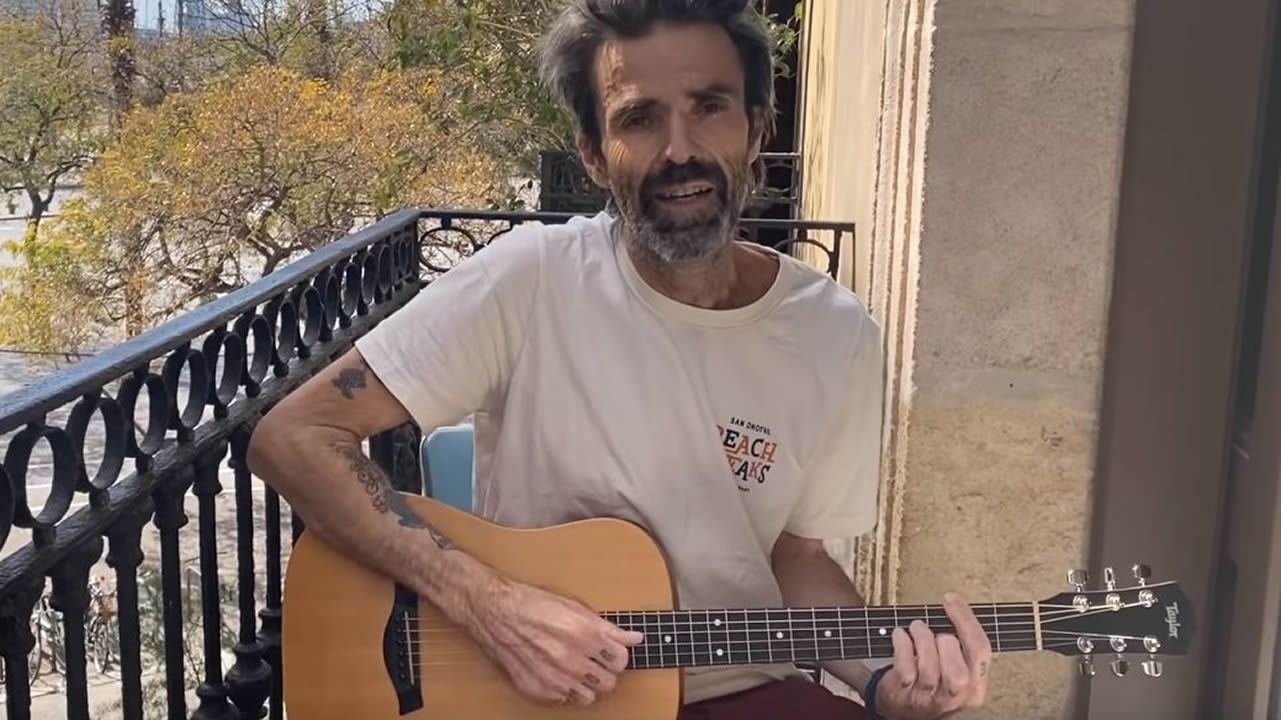 �Vuelvo�, de Pau Don�s.Casado pasa por junto del ministro de Sanidad al disponerse a tomar la palabra en el pleno del Congreso