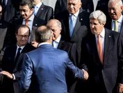 Kerry saluda a su homlogo ruso antes de posar para los fotgrafos en la cita de Pars. 