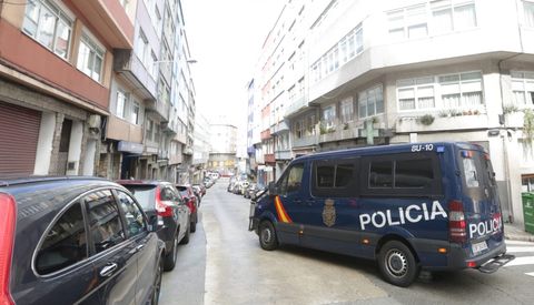 La Policía Nacional, en la calle Doctor Fleming, de A Coruña. Imagen de archivo