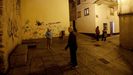 A la izquierda de la imagen, el conocido como banco «do botellón», en el cruce entre Melitón Cortiñas y Felipe Prieto, cerca de la iglesia de Santa María, en el casco viveirense
