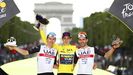Vingegaard, rodeado en el podio por Pogacar y Adam Yates