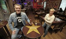 Carlos Fernndez, en su restaurante, junto a Cristina Gonzlez, encargada del restaurante temtico vigus. 