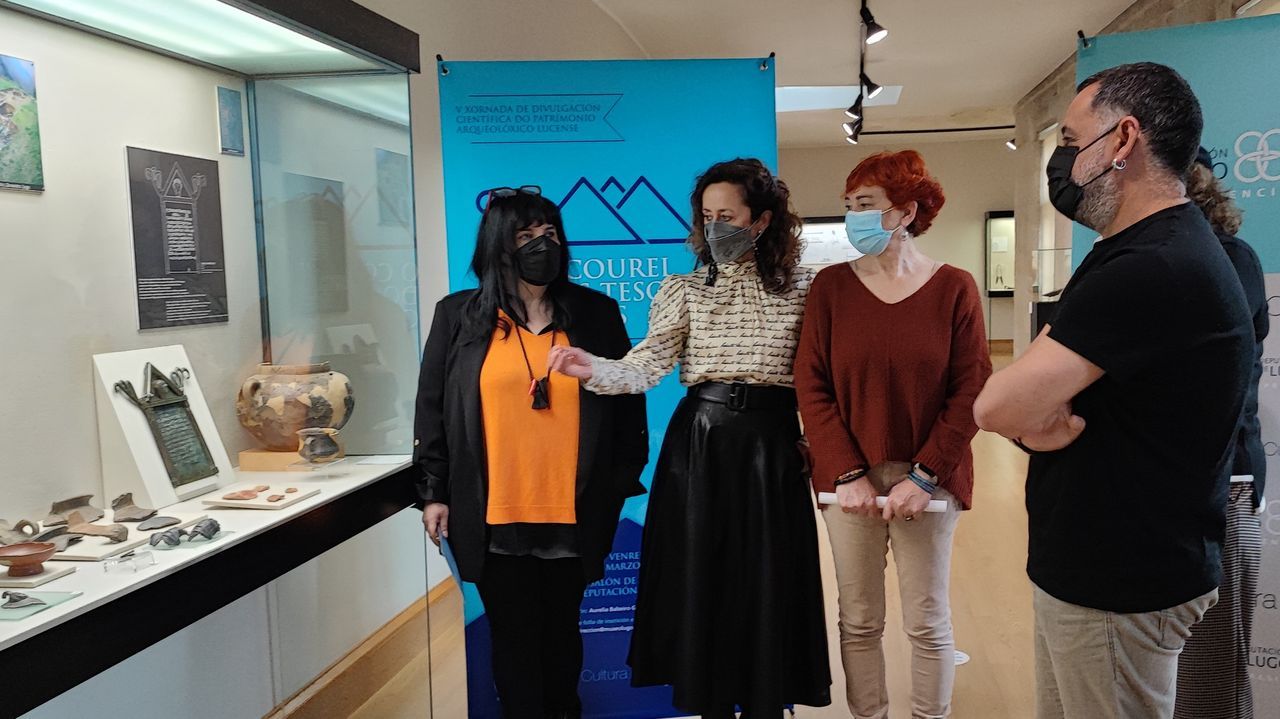 As ser la playa fluvial de Lugo.Presentacin de la jornada en el Museo de Lugo, ante la vitrina donde se expone la conocida tabla de la hospitalidad de O Courel