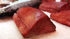 Un trozo de atn rojo en una pescadera (foto de archivo)