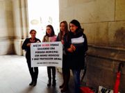 Representantes de Libera a las puertas del Registro Municipal 