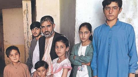 Mohamed Sadiq Atif, en la casa de Kabul donde vive con sus hijos.