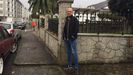 Ángel Flores y Juan Carlos Orosa, en los accesos a sus respectivos chalés, ubicados en territorio ferrolano, mientras que las aceras pertenecen a Narón