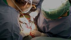 Cirujanos operando en los quirfanos del Chuac (A Corua)