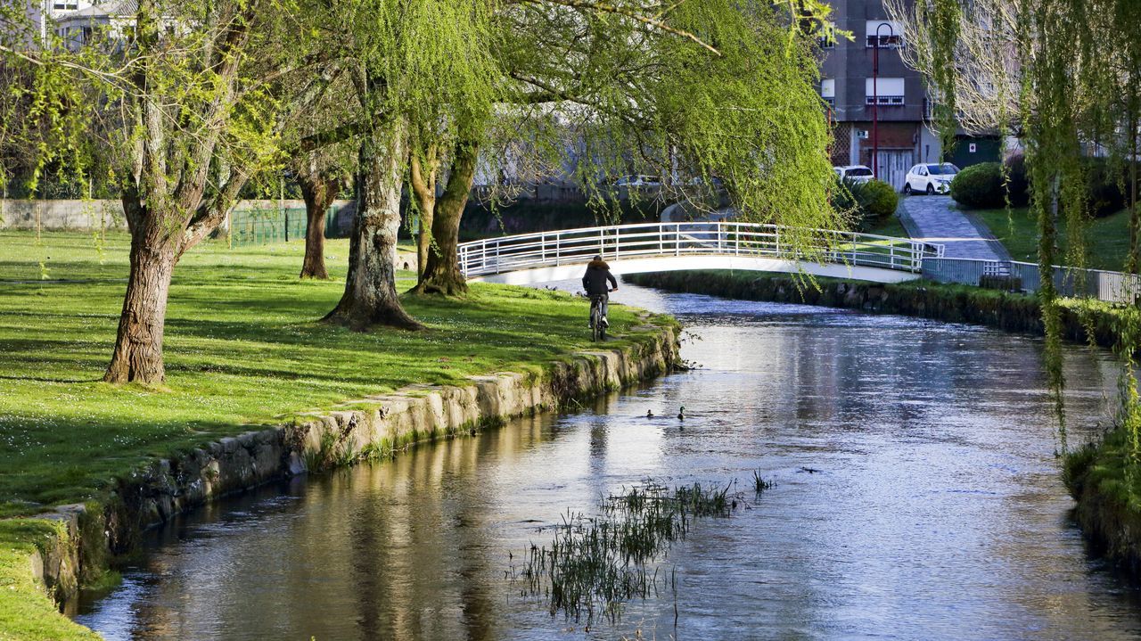 Terrazas llenas en el primer d�a de la primavera gallega.La pesca est� vedada en el San Marti�o de Carballo, y tambi�n en el Parque do Anll�ns