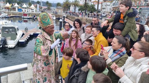 Los niños recibieron a los Reyes Magos en el muelle de Curuxeiras en Ferrol