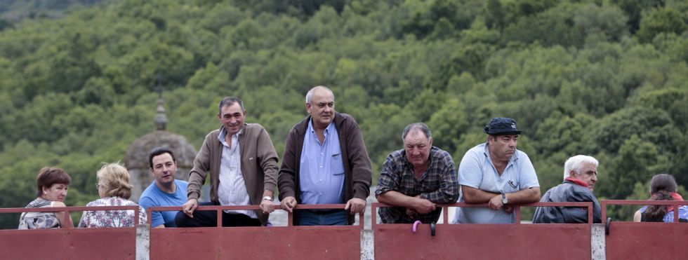 Tractorada en Sarria.Hubo aficionados a la lidia que adem�s de seguir el festejo criticaron a los antitaurinos.