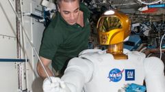 O astronauta da NASA Chris Cassidy traballa na estacin espacial internacional co Robonaut 2