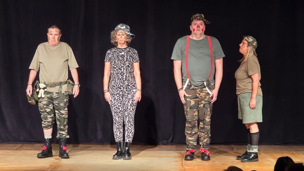 La compañía ortegana O Bicho Da Barra, puso en escena en Caranza la obra «All you need is war».