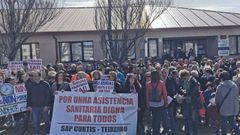 Protesta vecinal en Curtis el pasado mes de marzo en apoyo a los sanitarios del centro de salud, que tienen que atenderlas urgencias en la crcel de Teixeiro.