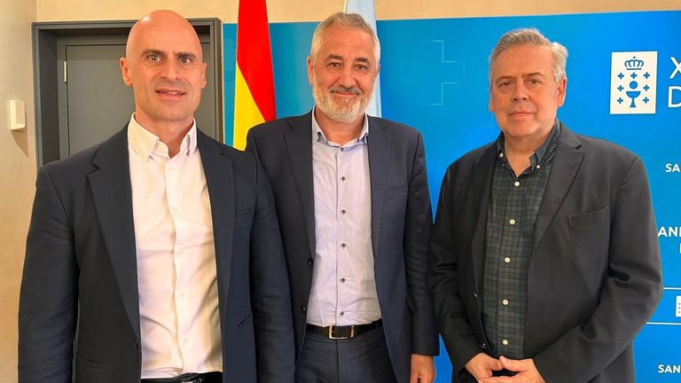 El portavoz del PP en Caldas de Reis, Fernando Pérez, en el centro, con el gerente del área sanitaria de Pontevedra y O Salnés, José Flores, y el conselleiro de Sanidade, Antonio Gómez