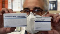Un farmacutico muestra dos envases en Santiago